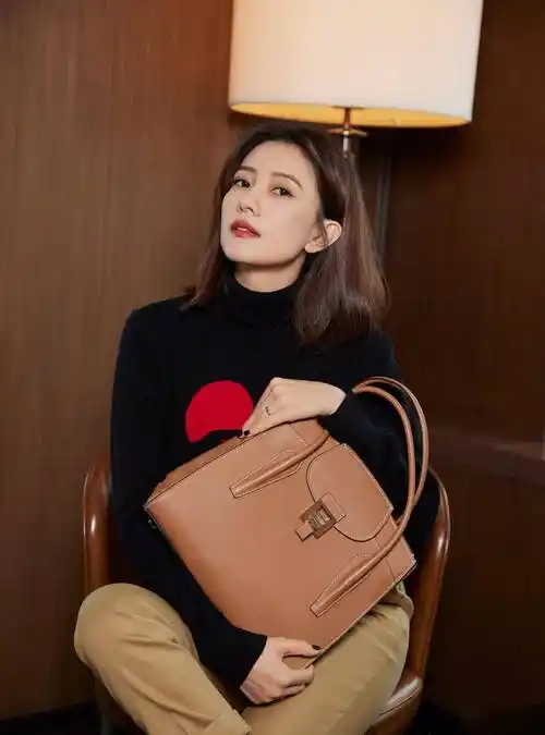 高圆圆大眼睛红嘴唇,貌美肤白,高挑修长美腿,曼妙撩人曲线身材