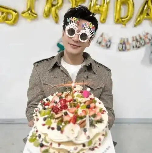 黄晓明庆46岁生日,与父母及小海绵的温馨合照感动满满!