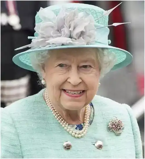 伊丽莎白女王对卡塔尔进行国事访问,国家总统送给了女王一条珍珠项链