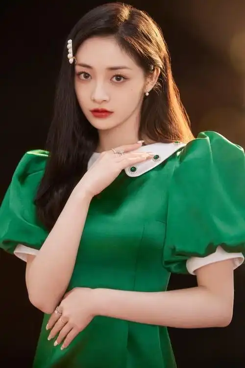 周洁琼的穿衣风格还挺多变的像富家千金一样