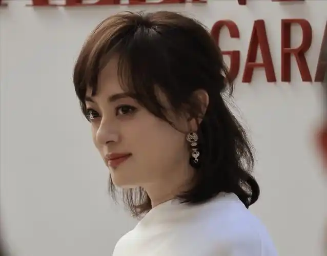 原创深圳这一夜被膀大腰圆的孙俪惊艳不穿暴露礼服却惊艳四座