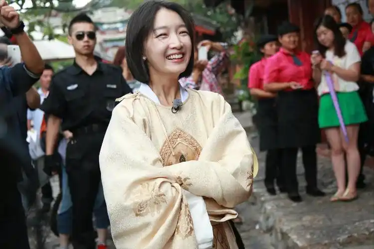 同时,各路吐槽,接踵而至,其中最扎心的是,刘昊然找了丑小鸭,也越来越