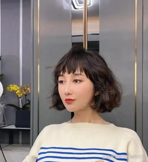 短发烫个卷可以让你看起来更有活力,俏皮感慵懒感满满,头发烫完后蓬松