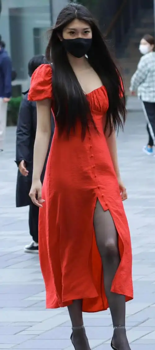 色彩的魅力:红色连衣裙搭配高跟凉鞋!