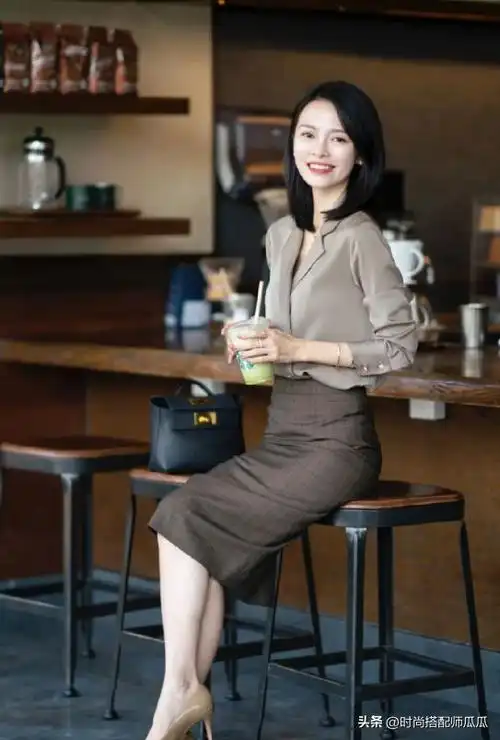 有品位的女人都不穿t恤了,换上这3件"上衣",气质高级还舒适|衬衫|吊带