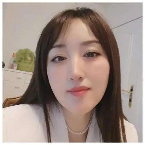 不老女神杨钰莹晒自拍照拥有着甜美的容颜美貌依旧一点都不老