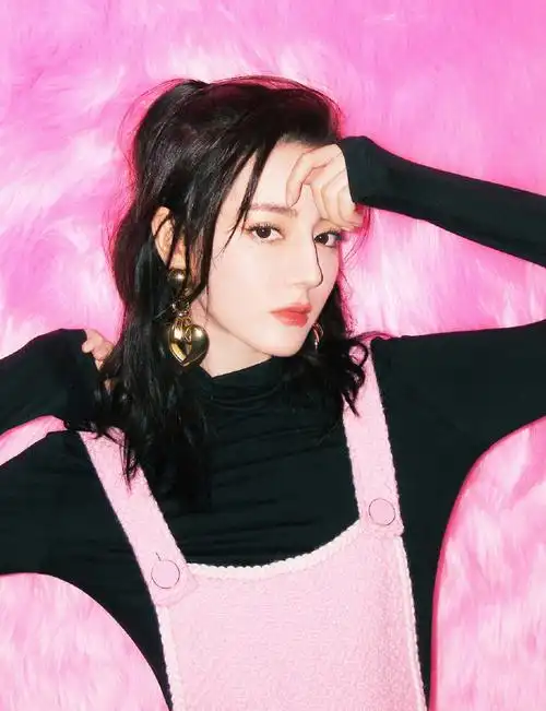 迪丽热巴粉色背带裤甜酷可爱写真