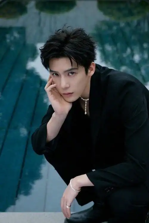 王安宇穿黑西装好禁欲大钻石尾戒超闪帅的很具体心动啦