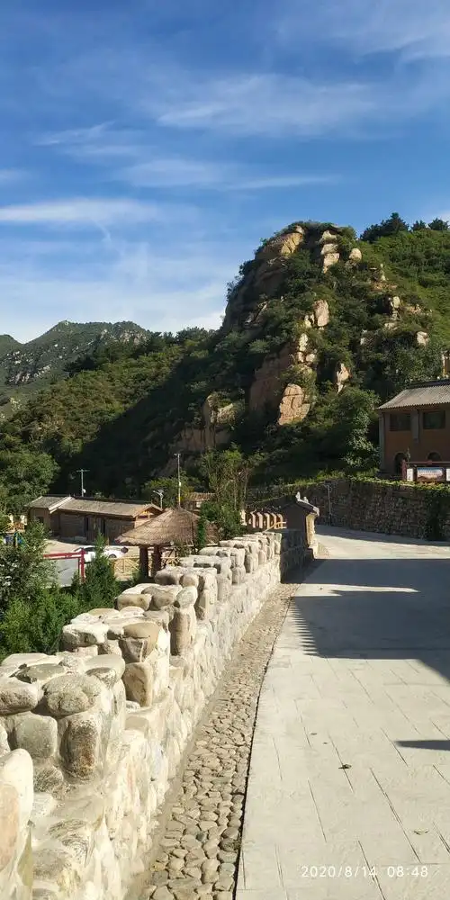 骆驼湾村座落在半山坡上,是一个耕地很少,且又贫瘠的,以农业生产为主