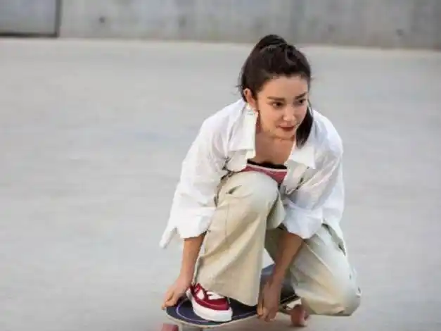 李冰冰绑着漂亮的马尾辫,整个人显得格外年轻,像个活力满满的运动少女