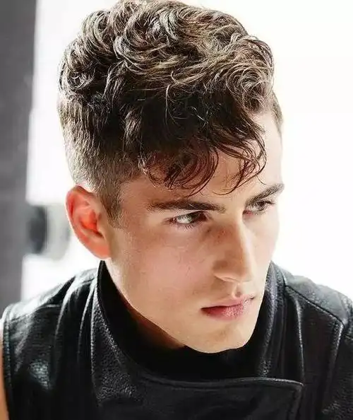 不妨去体验一下中长款的发型,偏分油头也好,背头也好,或者是优雅的