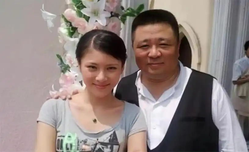 回顾著名演员梁冠华,与妻子唐烨互相成就,恩爱33年生活幸福甜蜜