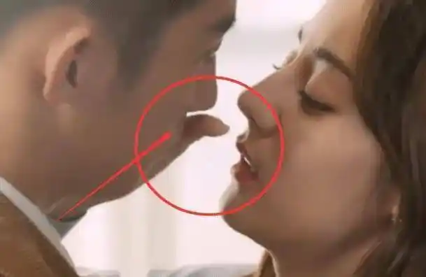 男生的嘴上,而在亲完之后,迪丽热巴立刻拿手擦掉了黄景瑜嘴巴上的口红