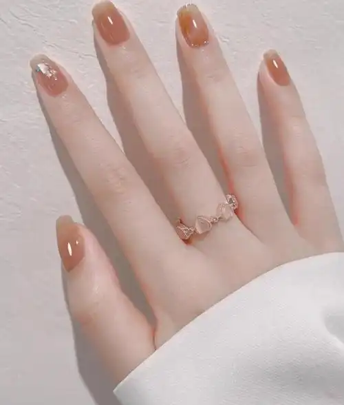 显白的美甲颜色,低调又显白的指甲颜色(2022年很流行的美甲款式)