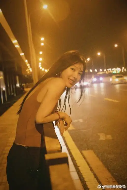 李菲儿夏末营业照##李菲儿黄色吊带黑裤##李菲儿