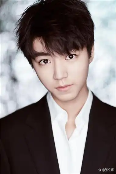 王俊凯锐意进取的全能艺人时代青年的励志典范