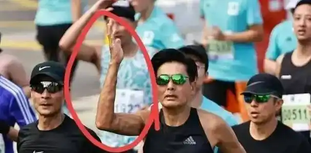 68岁周润发近照"吓人",手臂皮包骨全是疙瘩,晚年患糖尿病_马拉松_生命
