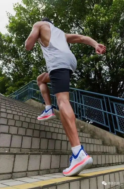 露天冲凉的肌肉体育生找到了!八块腹肌黑皮运动小狼狗,这身材太野了!_