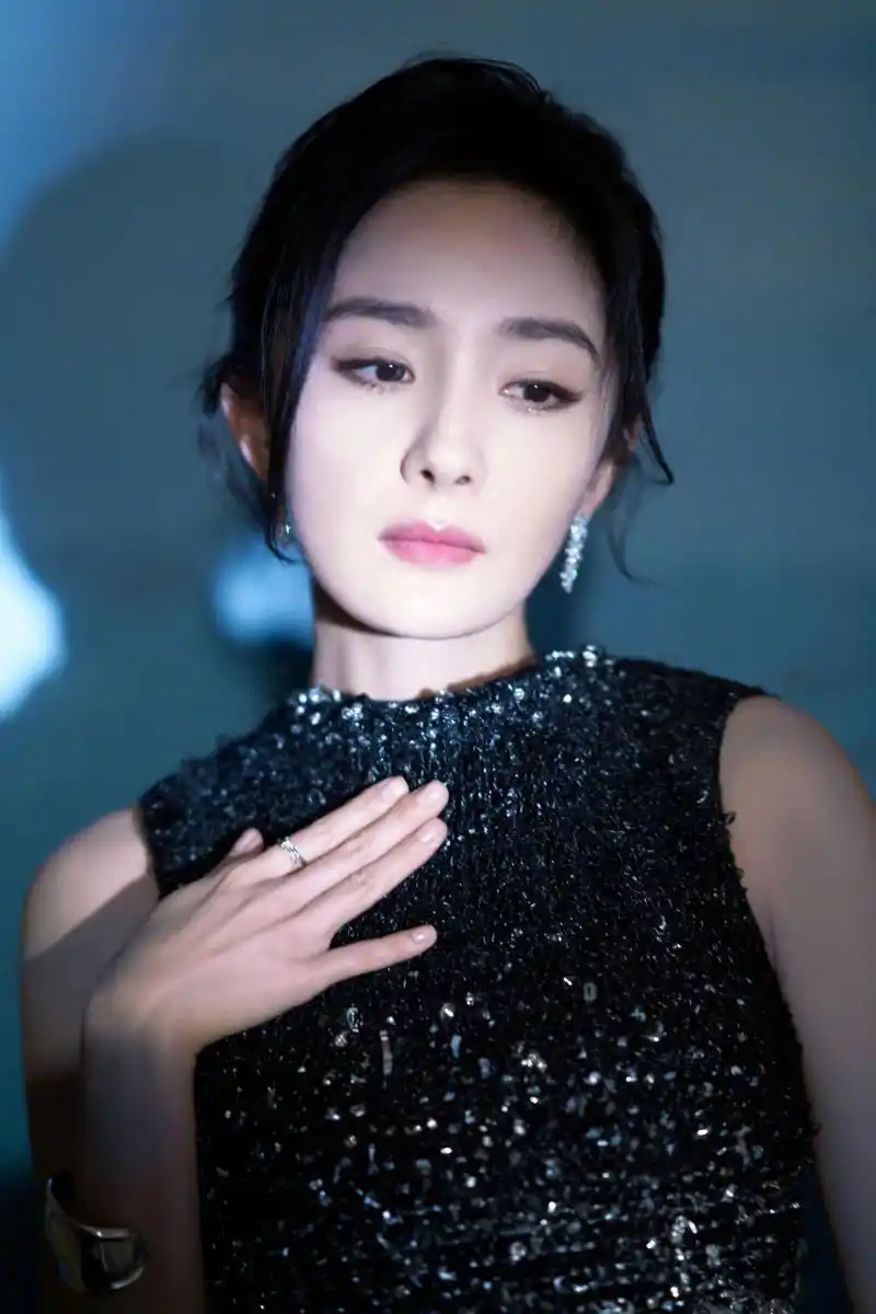 金秋图文动态创作# #杨幂#杨幂光影中的盛世容颜,光的另一端,是背对