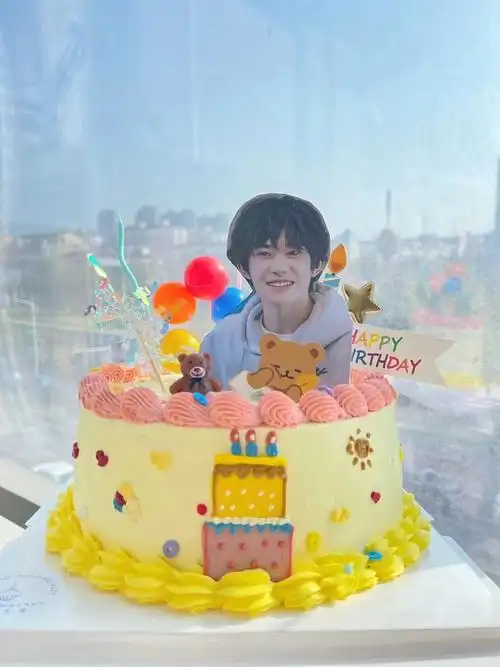 易烊千玺绘图蛋糕