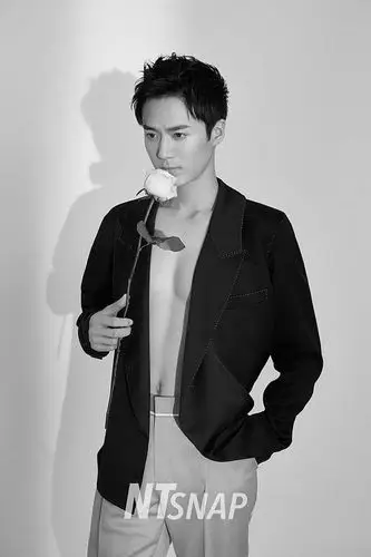 茅子俊冬日大片曝光 梦幻光影尽显暖男魅力