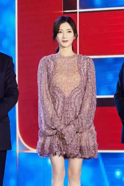 原创江疏影出席活动一袭灰白色连体裤配高跟鞋尽显知性女人气场