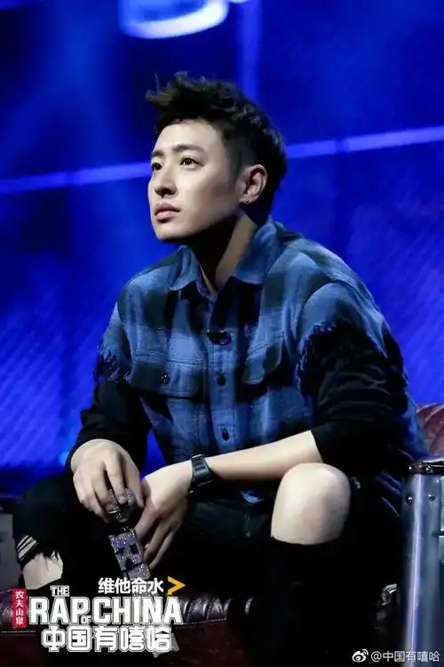 潘玮柏大腿肉都绷不住了咋还总穿破洞裤