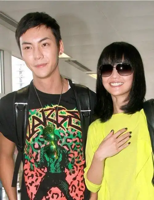 阿sa陈伟霆被曝试婚 娇羞同返爱巢 陈伟霆阿sa图片大全