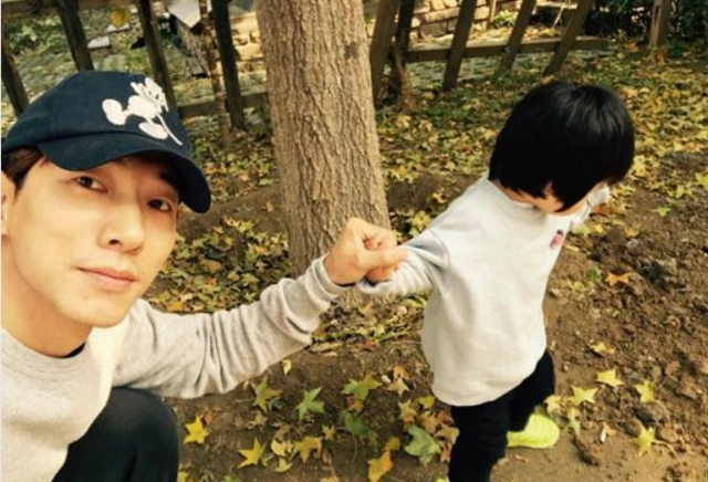 张亮晒与女儿合影,自黑怕女儿太丑,嫁不出去!