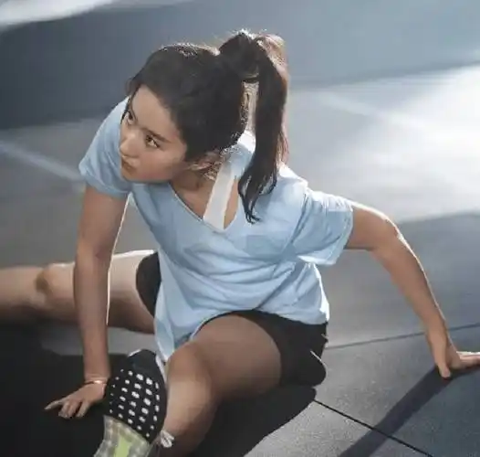 模特"叫刘亦菲,穿运动装拍照,同一套衣服凹出两种气质_穿着_照片_少女