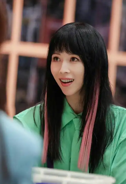 蔡少芬粉色挑染造型