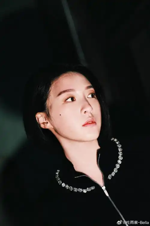 咔咔出片#"战损妆"没来得及卸完,确实有不一样的氛围感哦94杜雨宸