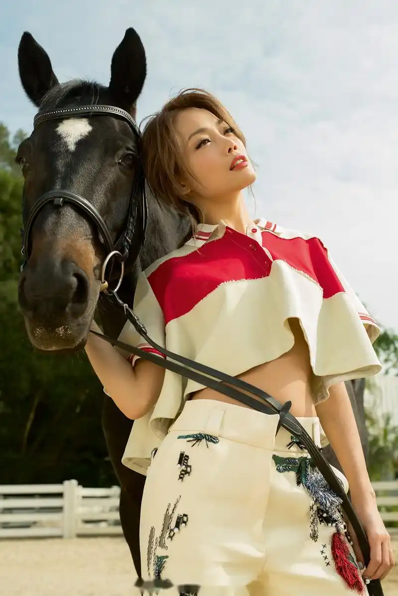 容祖儿x时尚芭莎《bazaar》大片上线!