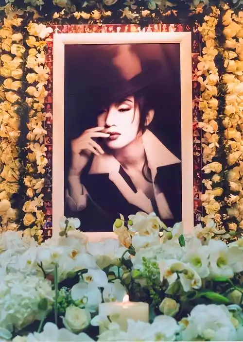 在梅艳芳的葬礼上,张学友也是以亲属的身份忙前忙后,非常伤心.