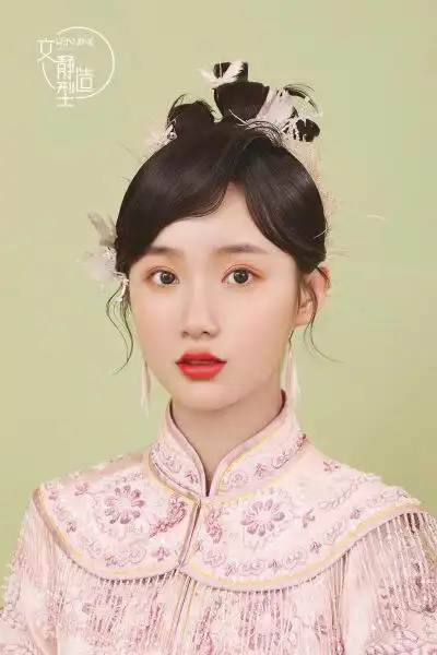 中式短碎刘海的处理加上发包让后区轮廓饱满成功化解短发尴尬整体造型