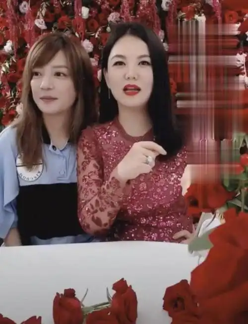 原创 赵薇直播卖酒,素颜空降李湘直播间,全程懵逼看老司机李湘发挥