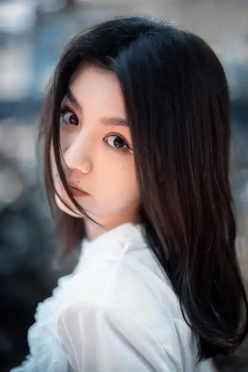 搜狐娱乐讯 2021年5月1日,春夏一组春日写真曝光.1/9