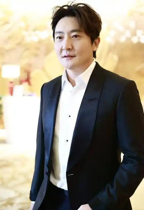 然而,在《都挺好》的帮助下,郭京飞成功地成为了一名知名演员.