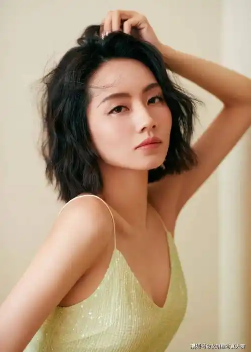 【刘惜君写真美图】淡黄碎钻裙,温婉曼妙,汕头"拾光年"演唱会_听众