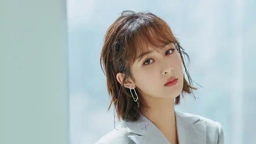 杨紫帅气时尚写真