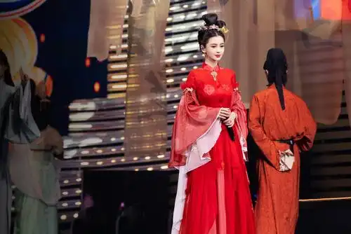 angelababy身着红衣化身古典美人 气质优雅似穿越