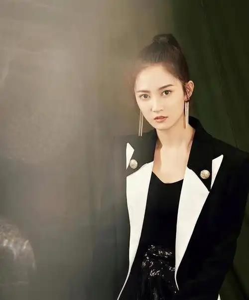 她的名字如今已经响彻各大娱乐圈,成为国内一线女演员之一