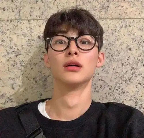 男生头像丨偶尔还觉得自己是小孩