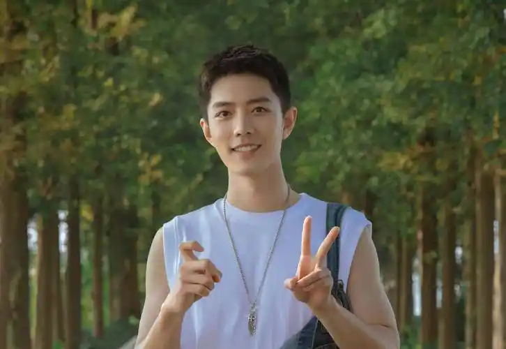 肖战超短发造型曝光,生日罕见发文"给29岁的我",获网友祝福