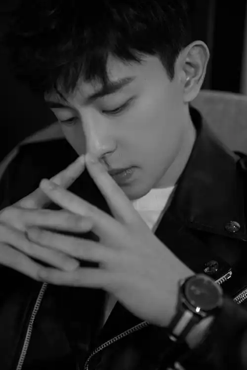 邓伦黑白写真公开 绝美侧脸纤长美手养眼十足