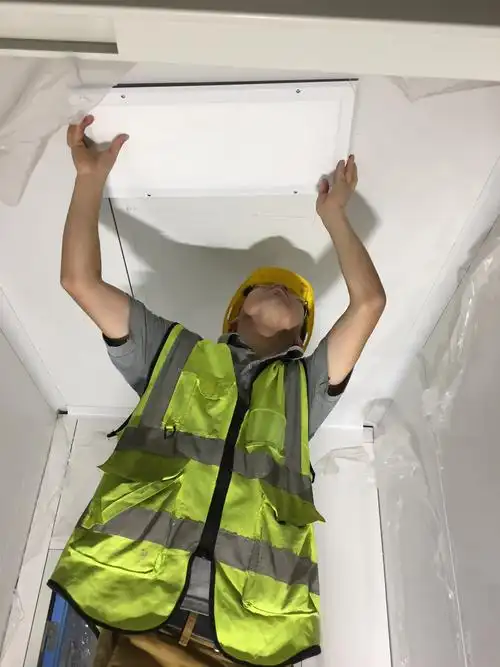 电工正在安装灯具,铺设线路