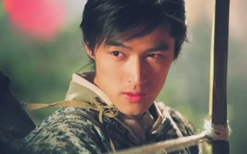 胡歌在电视剧《仙剑奇侠传》里饰演主角李逍遥.