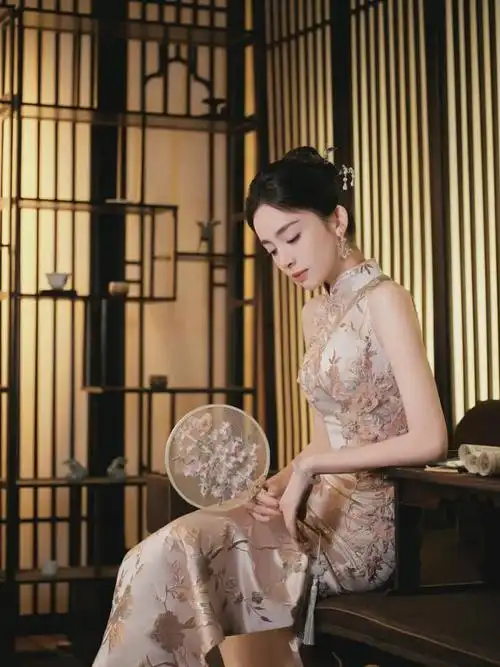 这件旗袍的剪裁傲娇君觉得非常精致,极致贴合古力娜扎的身材曲线,将她