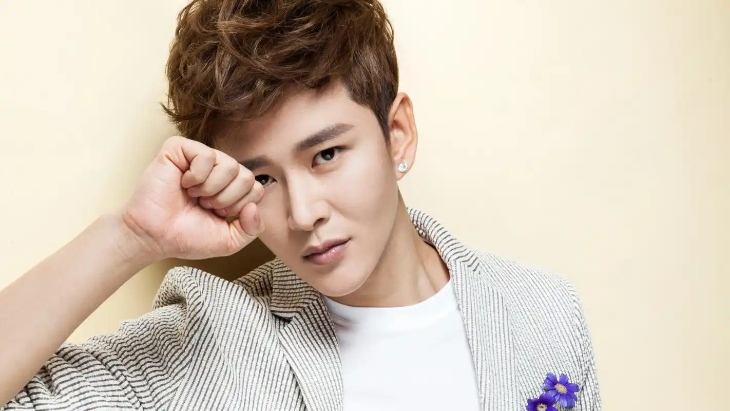 帅气明星黄明时尚写真电脑壁纸