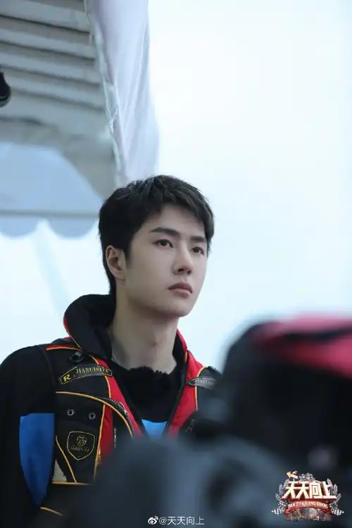 王一博天天向上#剧照挥手好乖的样子啊!